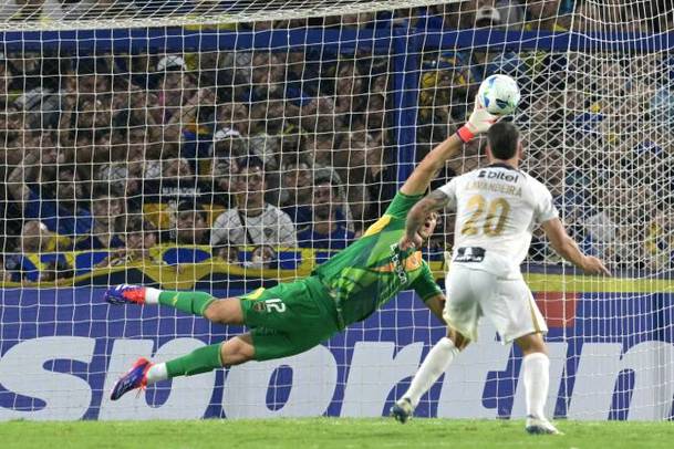 Brey intenta atajar sin éxito uno de los penales de Alianza Lima (AFP)