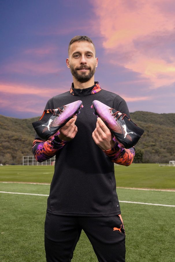 Sergio Canales luce los tachones Future. (Cortesía Puma)