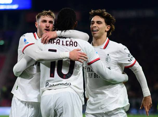 Rafa Leao celebra gol con Santi Gimenez y Joao Felix (Reuters)