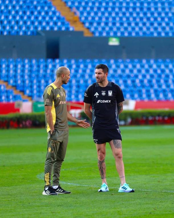 Guido Pizarro platica con su dirigido André-Pierre Gignac (@TigresOficial)
