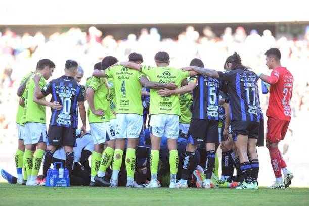 Jugadores de Puebla y Querétaro cubren a Emiliano Gómez (Mexsport)