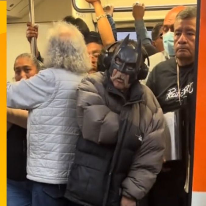 Señor se vuelve viral al personificar a Batman en el Metro de la CDMX