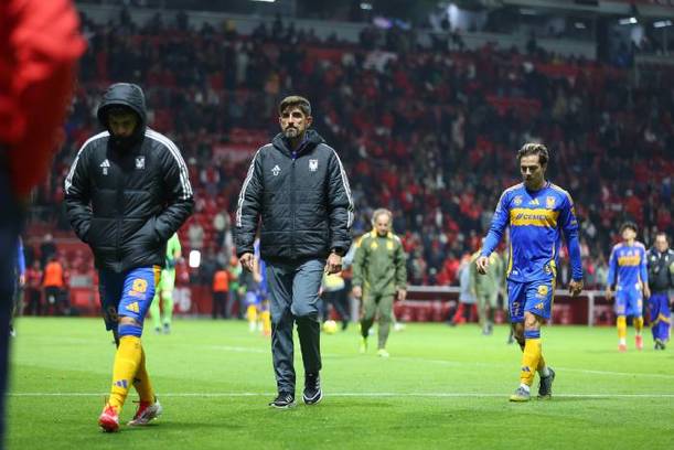 Veljko Paunovic camina con sus jugadores tras un partido de Tigres (Imago7)