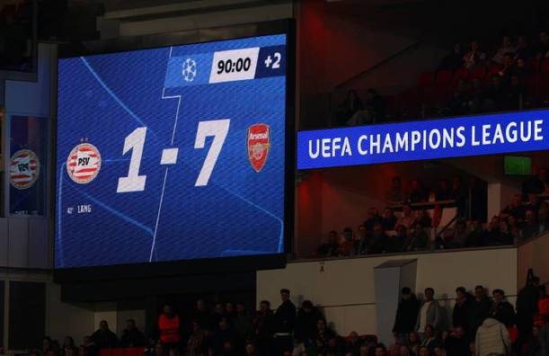 El histórico marcador en las pantallas del Phillips Stadium (Reuters)