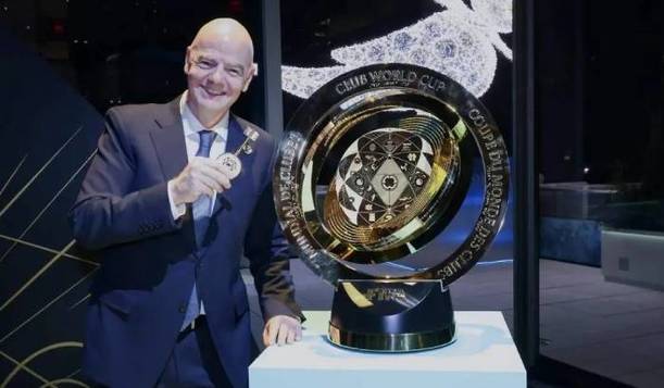 Infantino muestra el nuevo trofeo del Mundial de Clubes (FIFA)