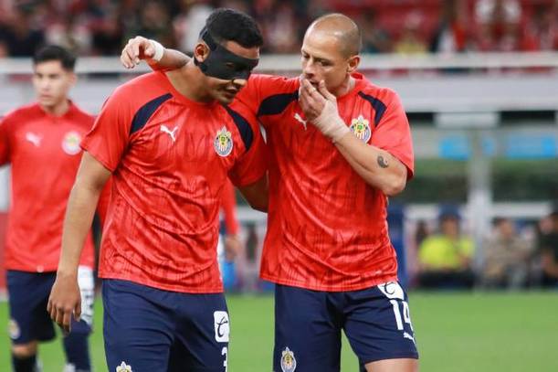 Tiba Sepúlveda platica con Chicharito en un Clásico Nacional (Imago7)