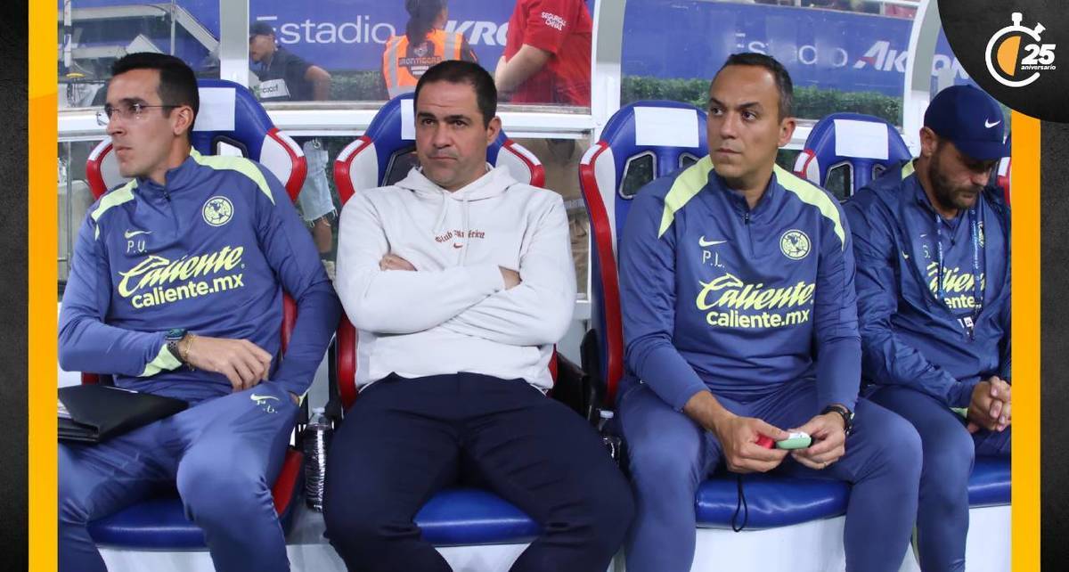 André Jardine junto a su cuerpo técnico en el Estadio Akron (Imago7)