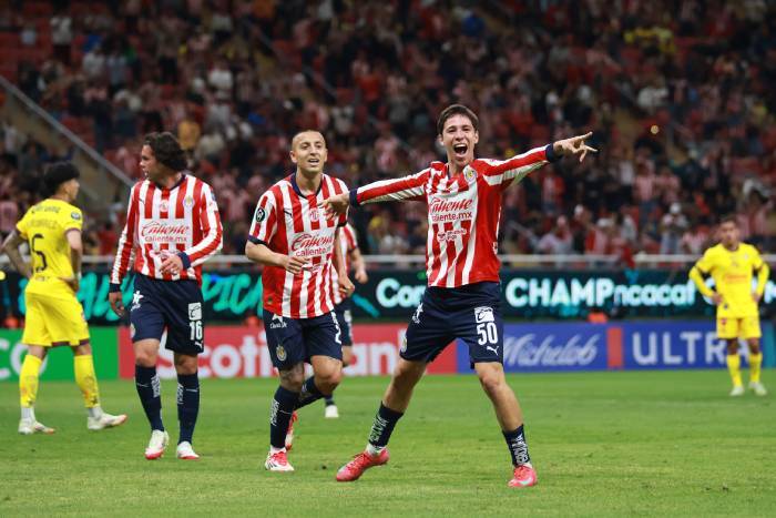 Chivas celebra el autogol de Cáceres (Imago7)