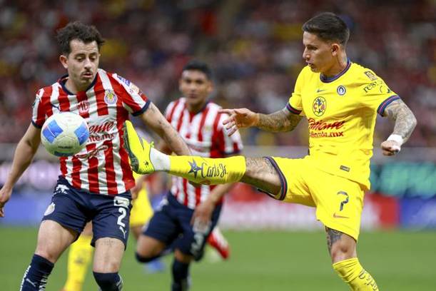 Brian Rodríguez intenta pasar sobre Mozo (Mexsport)