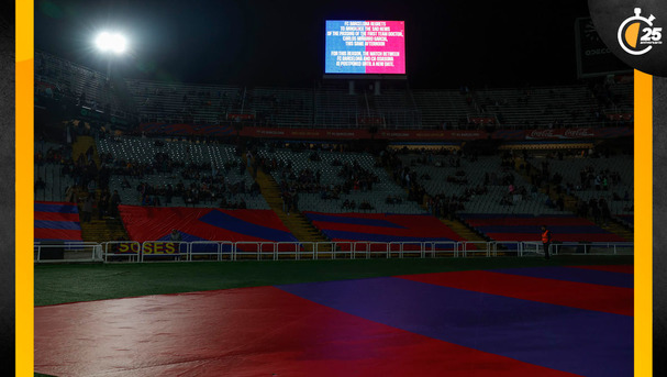 El mensaje del aplazamiento apareció en la pantalla del Olímpico de Montjuic. (Foto: EFE)