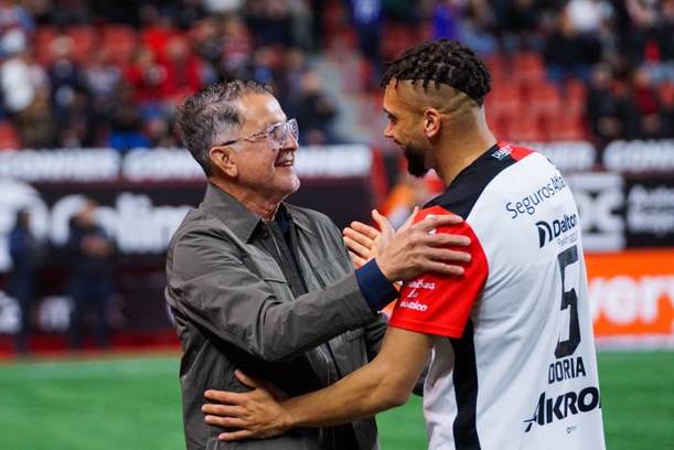 Dória saluda a Juan Carlos Osorio antes del partido (Mexsport)