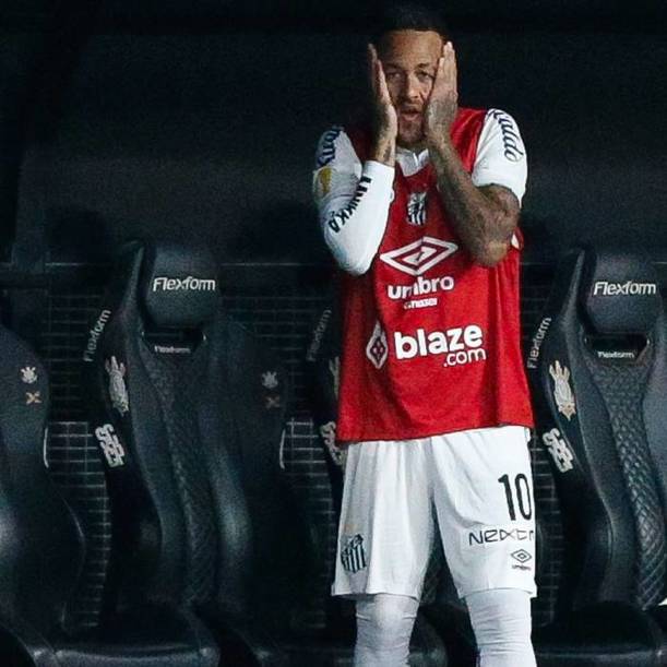 Neymar se lamenta en el juego de Santos vs Corinthians (AFP)