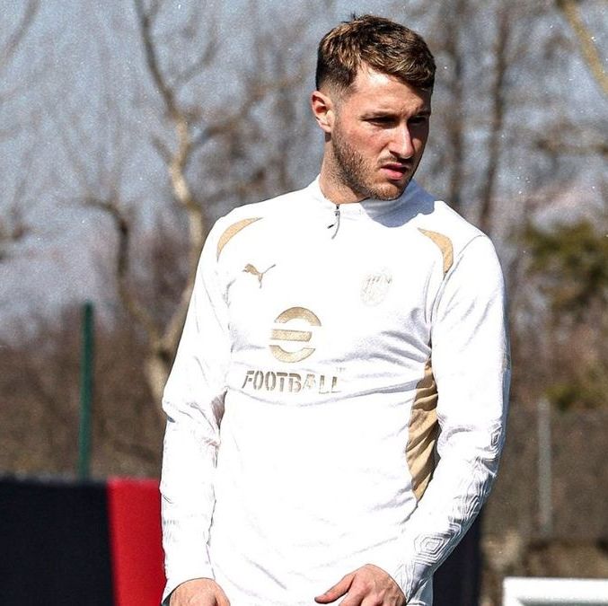 Santiago Gimenez durante un entrenamiento del Milan (X: @acmilan)