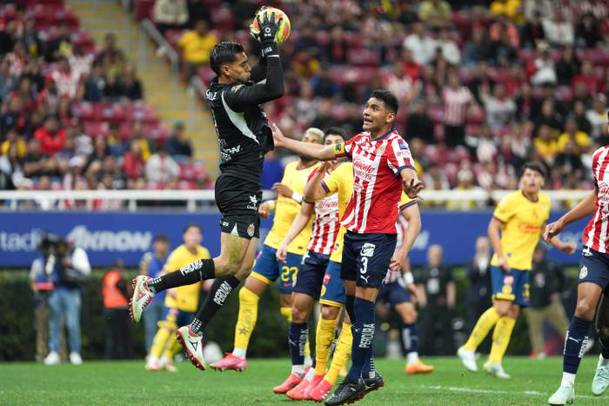 Tala Rangel atrapa el balón en un partido contra América (Imago7)