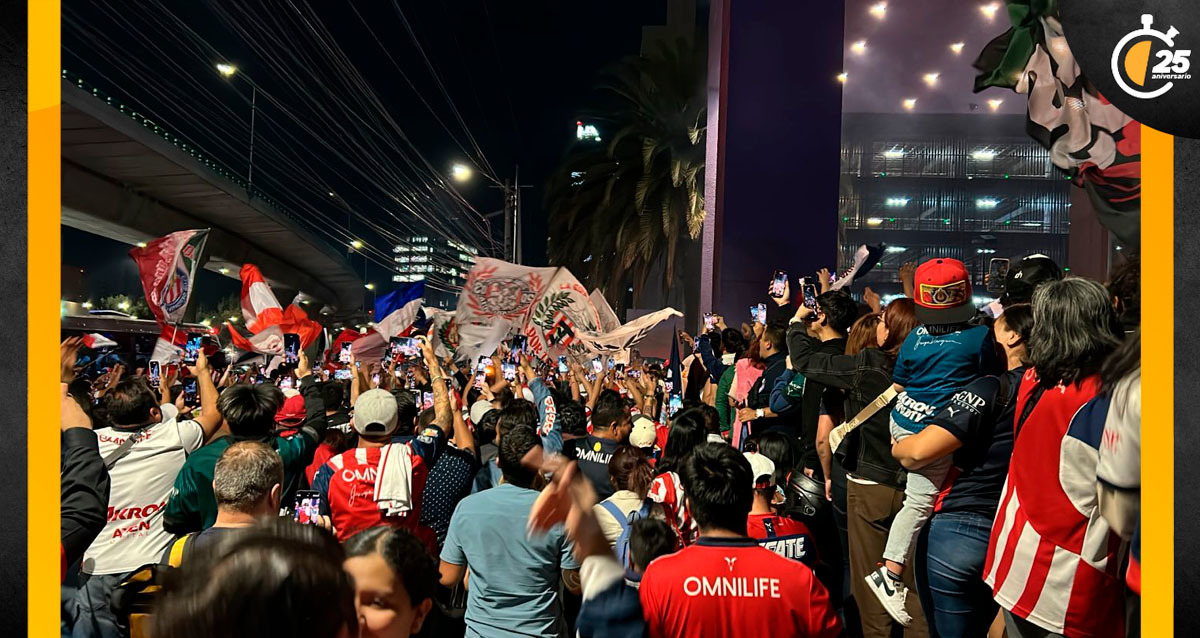 Chivas recibió serenata en la Ciudad de México: (Foto: Enrique Martínez)
