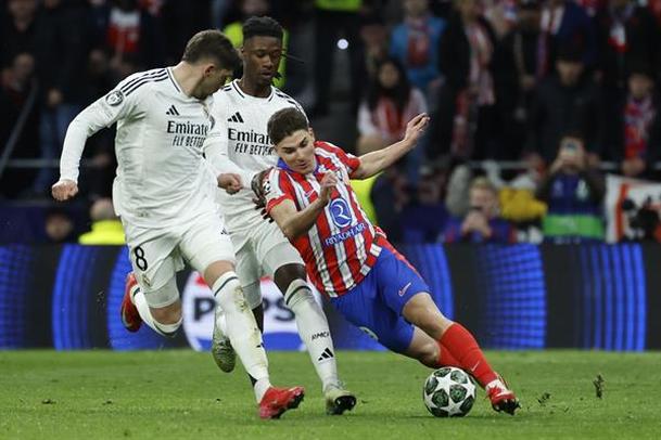 Julián Álvarez es derribado ante Real Madrid (EFE)