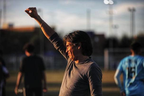 Omar Gómez celebra con Real Apodaca