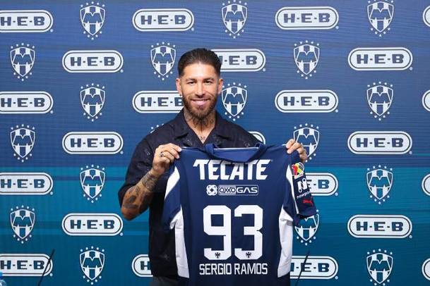 Sergio Ramos posa con la playera de Monterrey (Imago7)