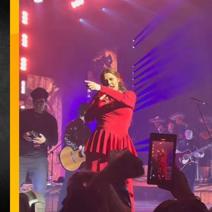 Yuridia defiende la bandera de México en su último concierto en EUA