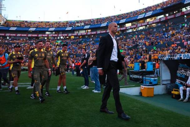 Guido Pizarro como entrenador en el Volcán (Imago7)