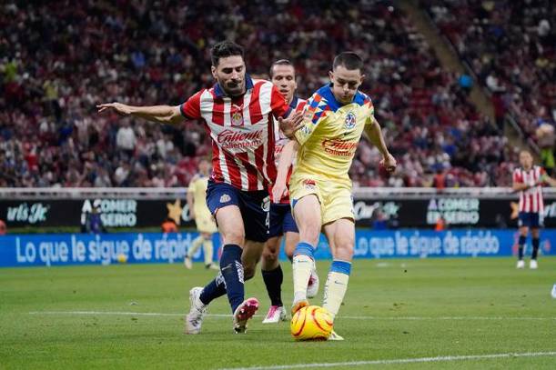 Briseño pelea el balón con Fidalgo en un clásico (Imago7)