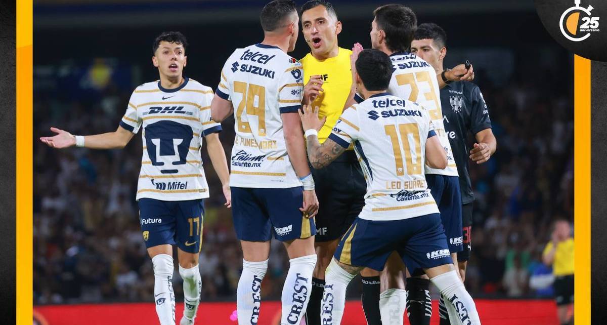 Jugadores de Pumas reclaman al árbitro (Imago7)