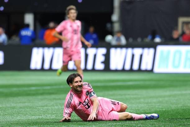 Messi, en el césped del Mercedes-Benz Stadium (AFP)