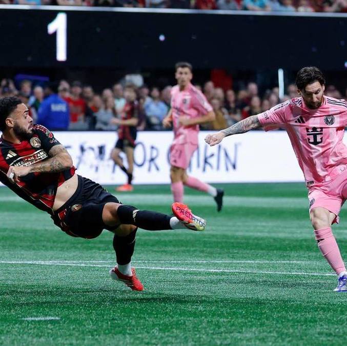 Messi evade a un rival para el gol del Inter Miami (AFP)