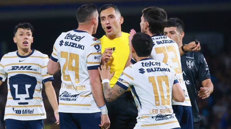 Jugadores de Pumas reclaman al árbitro (Imago7)