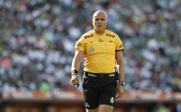 Paco Chacón volverá a su profesión de árbitro (Foto: Imago7)