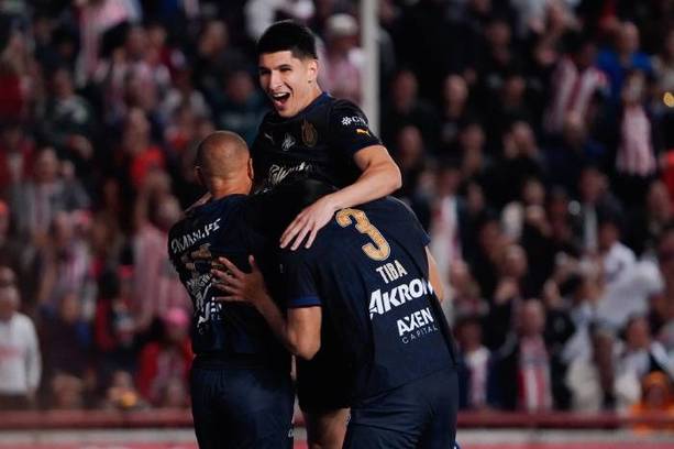 Tapias festeja un gol de las Chivas (Imago7)
