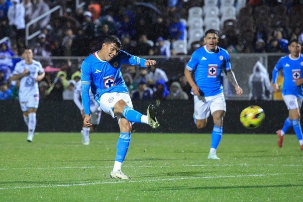 Gamboa dispara para anotar uno de sus goles (@CruzAzul)