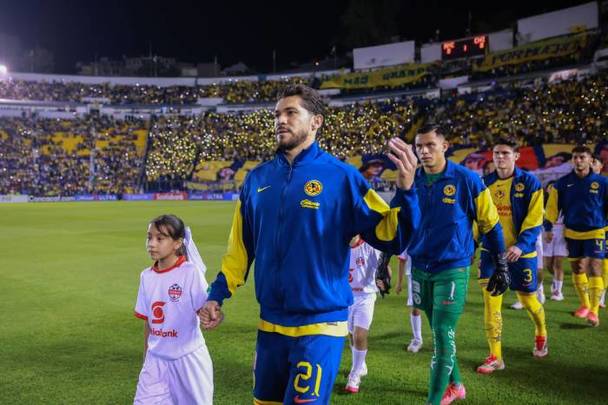 Henry Martín entra al campo con sus compañeros (Imago7)