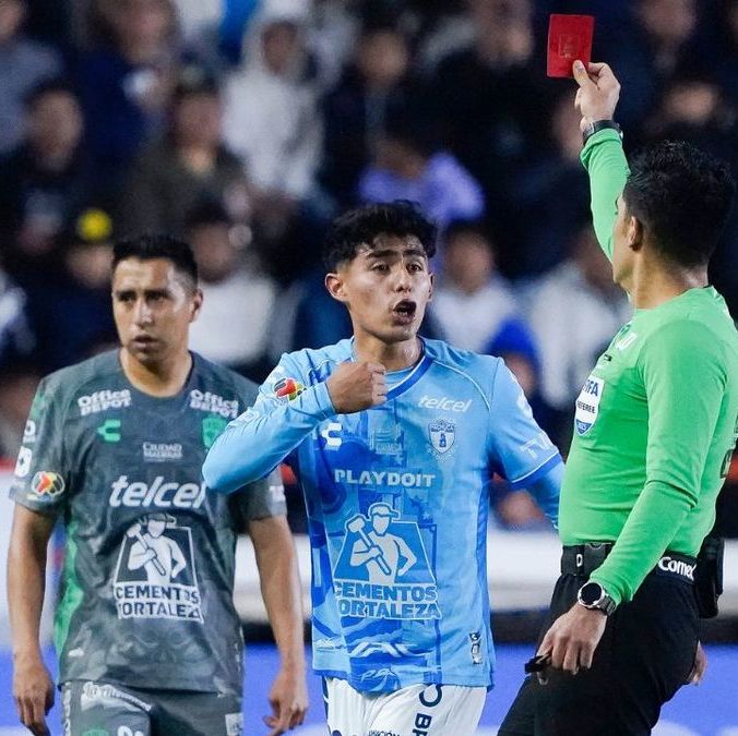 José David Ramírez y Elías montiel en el duelo entre Pachuca y León del Clausura 2025 (Imago7)