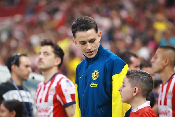 Fidalgo, en su entrada al campo para el Clásico Nacional (Imago7)