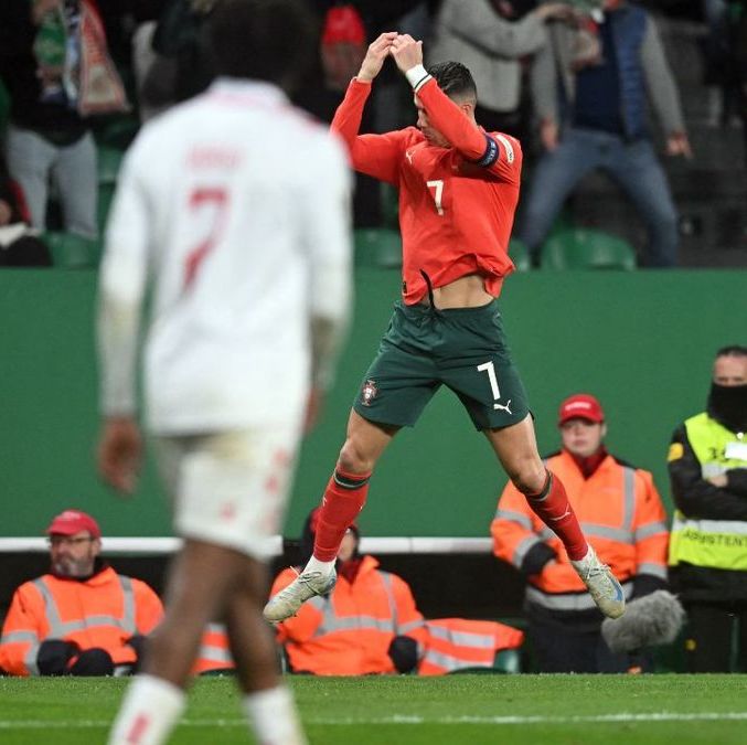 Cristiano Ronaldo falló un penal, pero marcó un gol ante Dinamarca (AFP)