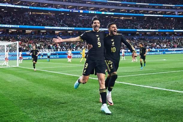 Raúl Jiménez celebra uno de sus goles contra Canadá (Mexsport)