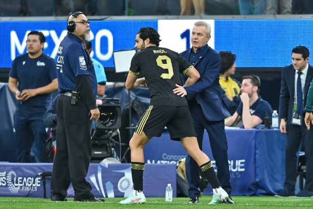 Raúl Jiménez y Javier Aguirre en la Final contra Panamá (Imago7)