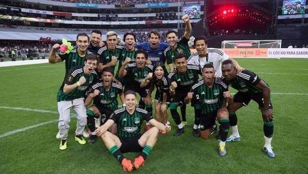 Raniza celebra el título de la primera edición (Kings League Américas)