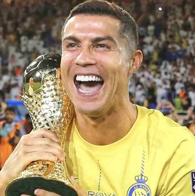 CR7 presume un trofeo con Al Nassr (@Cristiano)