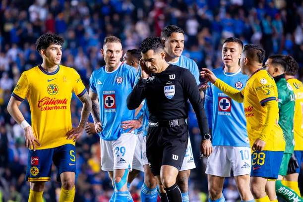 Los últimos duelos de América y Cruz Azul han tenido polémica arbitral (Imago7)