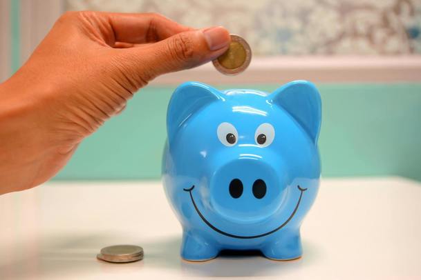 Ahorrar puede evitar que caigas en deudas (Pexels)