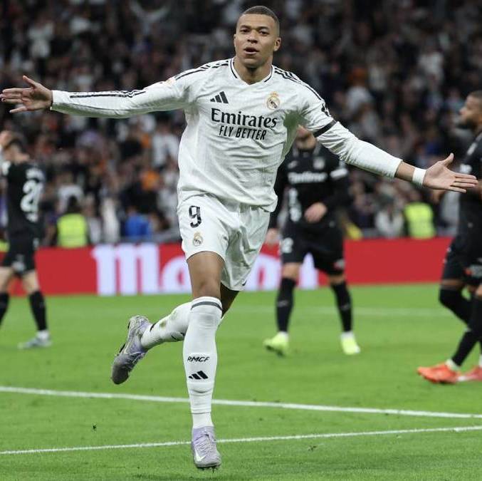 Kylian Mbappé no se cansa de hacer goles (AFP)