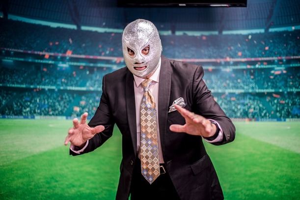El Hijo del Santo visitó las instalaciones de mediotiempo (Jorge González)