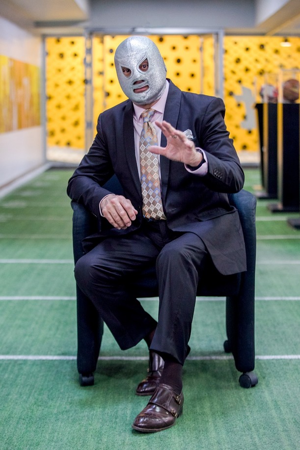 El Hijo del Santo visitó las instalaciones de mediotiempo (Jorge González)