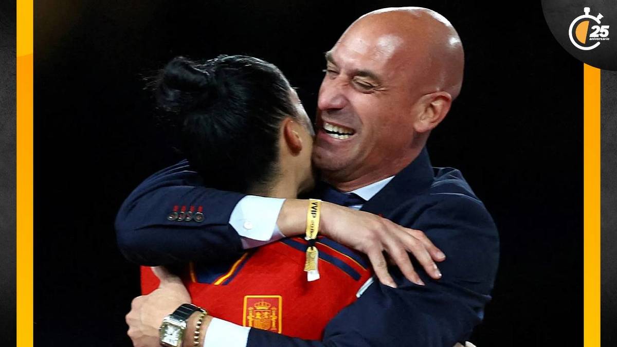 Luis Rubiales y Jenni Hermoso en la premiación a España (Reuters)
