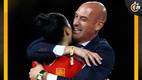 Luis Rubiales y Jenni Hermoso en la premiación a España (Reuters)