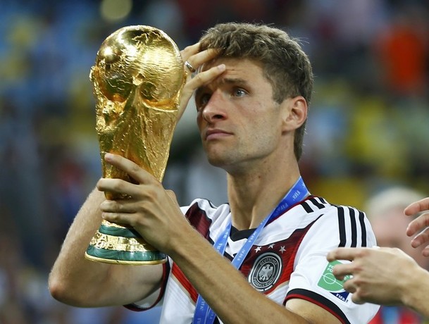 Müller con el trofeo del Mundial en Brasil 2014 (Reuters)