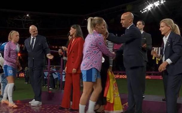 Rubiales también acosó a jugadoras inglesas (Captura)