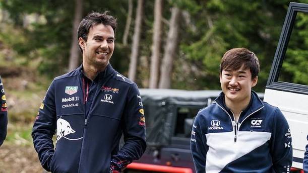 Checo Pérez, en un acto promocional con Tsunoda (Red Bull)